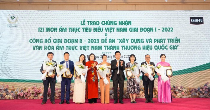 CHIN-SU cùng VCCA trao chứng nhận 121 món ẩm thực tiêu biểu khắp ba miền.