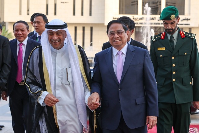 Tổng Thư ký GCC Jassim Muhammad Al-Budaiwi nhiệt liệt chào đón Thủ tướng Phạm Minh Chính đến thăm Trụ sở GCC. Ảnh: VGP/Nhật Bắc