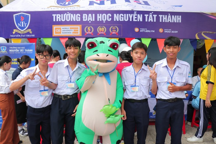 Học sinh các trường trung học phổ thông tìm hiểu về các ngành nghề và nhận các phần quà lưu niệm của Trường Đại học Nguyễn Tất Thành.