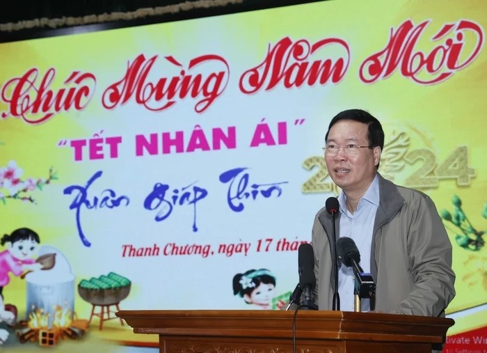 Chủ tịch nước Võ Văn Thưởng thăm hỏi, động viên và chúc Tết nhân dân tham dự chương trình. (Ảnh: TTXVN)