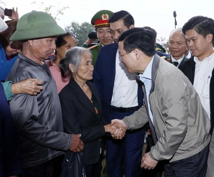 Chủ tịch nước Võ Văn Thưởng với nhân dân xã Thanh Thủy. (Ảnh: TTXVN)
