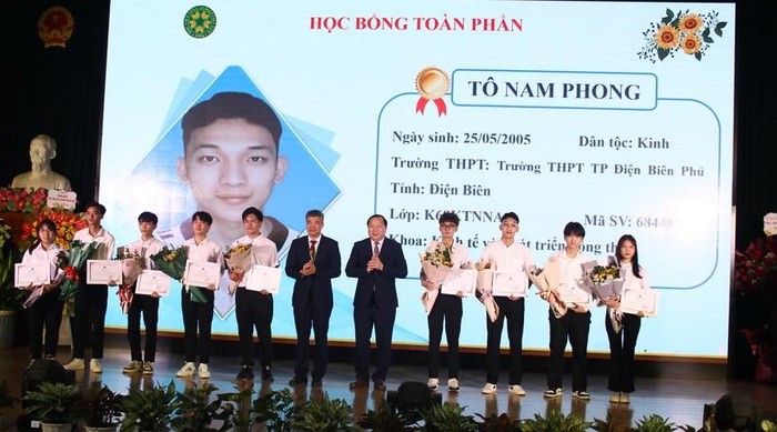 Vàng A Thanh (thứ 3 từ trái sang) nhận học bổng toàn phần tại Lễ khai giảng năm học 2023-2024