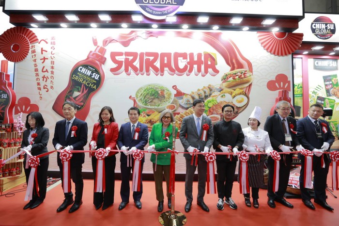 Đại diện Công ty Masan Consumer và các đại biểu cắt băng khai trương gian hàng CHIN-SU tại Foodex. 1.Đại diện Công ty Masan Consumer và các đại biểu cắt băng khai trương gian hàng CHIN-SU tại Foodexjpg.jpg