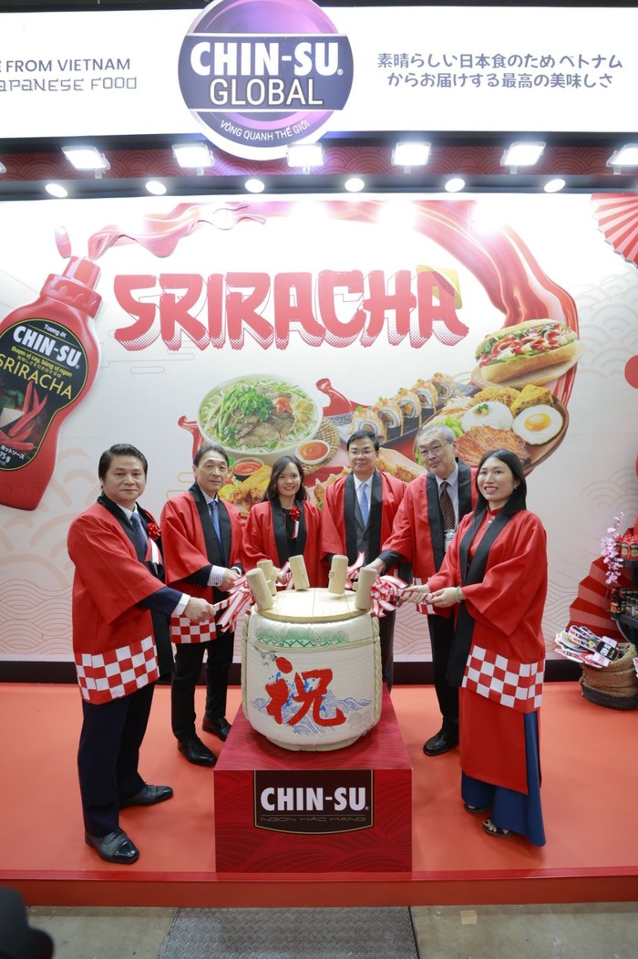 Các vị đại biểu thực hiện lễ đập rượu Kagami Biraki truyền thống của Nhật- tại gian hàng CHIN-SU Foodex 2024. 2.Các vị đại biểu thực hiện lễ đập rượu Kagami Biraki truyền thống của Nhật- tại gian hàng CHIN-SU Foodex 2024jpg.jpg