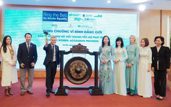 Các đại biểu cùng hưởng ứng chiến dịch “Rung chuông vì bình đẳng giới” diễn ra tại HNX ngày 6/3 (Bà Phạm Thị Vân Khánh - Giám đốc Ban Khách hàng doanh nghiệp BIDV - đứng thứ 4 từ phải qua). Anh 01.JPG