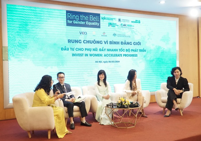 Bà Phạm Thị Vân Khánh - Giám đốc Ban Khách hàng doanh nghiệp BIDV (ngồi giữa), tham gia thảo luận về chủ đề “Đầu tư cho phụ nữ: Đẩy nhanh tốc độ phát triển”. Anh 02.JPG