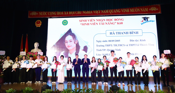 Học viện Nông nghiệp Việt Nam trao Học bổng “Sinh viên tài năng” năm 2023. Học viện Nông nghiệp Việt Nam trao Học bổng “Sinh viên tài năng” năm 2023.