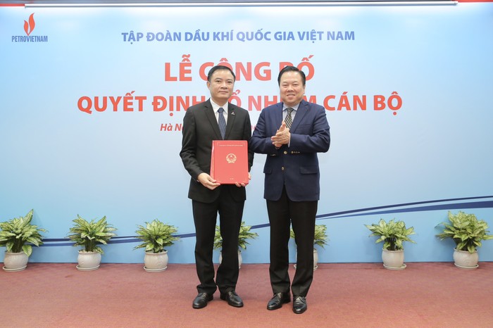 Đồng chí Nguyễn Hoàng Anh, Ủy viên Trung ương Đảng, Chủ tịch Ủy ban Quản lý vốn Nhà nước tại doanh nghiệp trao quyết định bổ nhiệm Thành viên Hội đồng thành viên Petrovietnam cho đồng chí Lê Ngọc Sơn. 1 (7).jpg