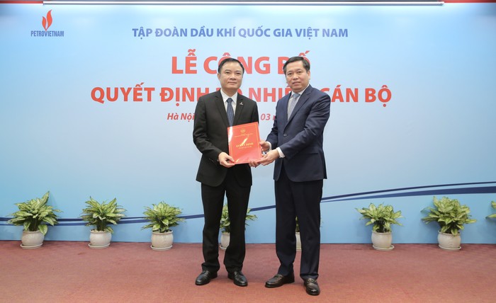 Đồng chí Nguyễn Long Hải, Ủy viên dự khuyết Trung ương, Bí thư Đảng ủy Khối Doanh nghiệp Trung ương trao quyết định chuẩn y Phó Bí thư Đảng ủy Tập đoàn đối với đồng chí Lê Ngọc Sơn. 2 (8).jpg