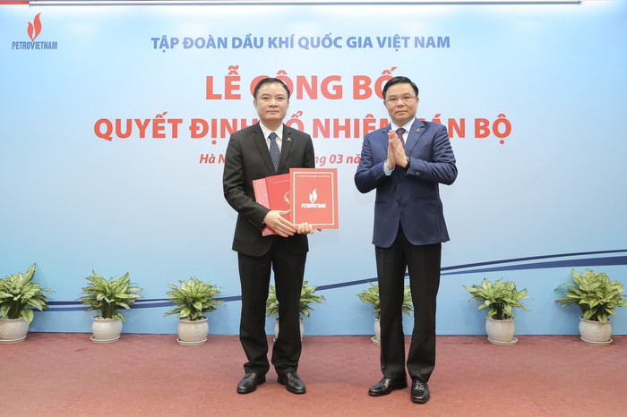Đồng chí Lê Mạnh Hùng, Bí thư Đảng ủy, Chủ tịch Hội đồng thành viên trao quyết định bổ nhiệm Tổng giám đốc cho đồng chí Lê Ngọc Sơn. 3 (6).jpg