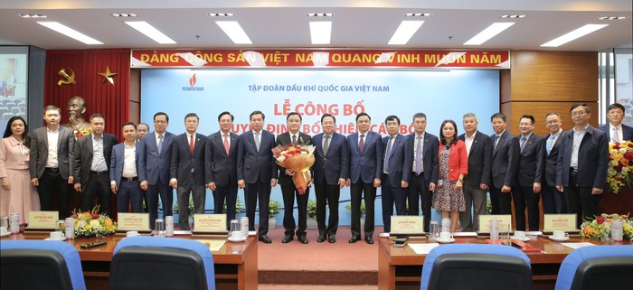 Các đồng chí lãnh đạo Ủy ban, Đảng ủy Khối Doanh nghiệp Trung ương, lãnh đạo Tập đoàn chúc mừng đồng chí Lê Ngọc Sơn. 7 (2).jpg