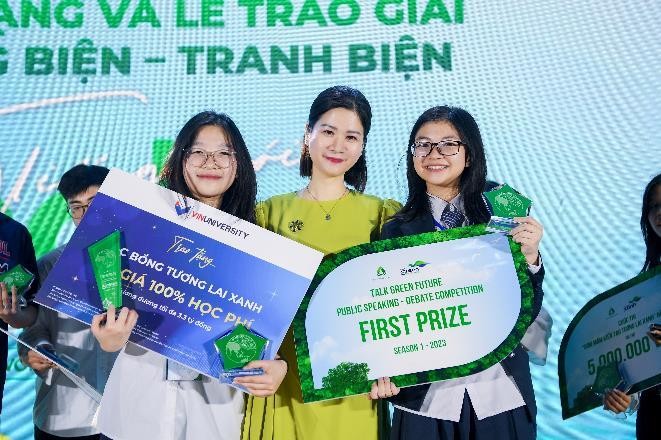 Hai cô gái LifeSphere – chủ nhân của ngôi vô địch bảng tiếng Anh chụp ảnh cùng Tiến sĩ Lê Thái Hà, Giám đốc Điều hành Quỹ Vì tương lai xanh. Hai cô gái LifeSphere – chủ nhân của ngôi vô địch bảng tiếng Anh chụp ảnh cùng Tiến sĩ Lê Thái Hà, Giám đốc Điều hành Quỹ Vì tương lai xanh.