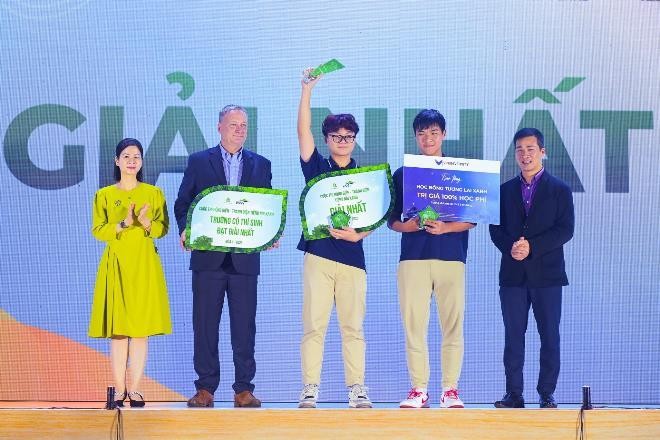 Đội Nấm Cao xuất sắc giành giải Nhất bảng tiếng Việt. Đội Nấm Cao xuất sắc giành giải Nhất bảng tiếng Việt.