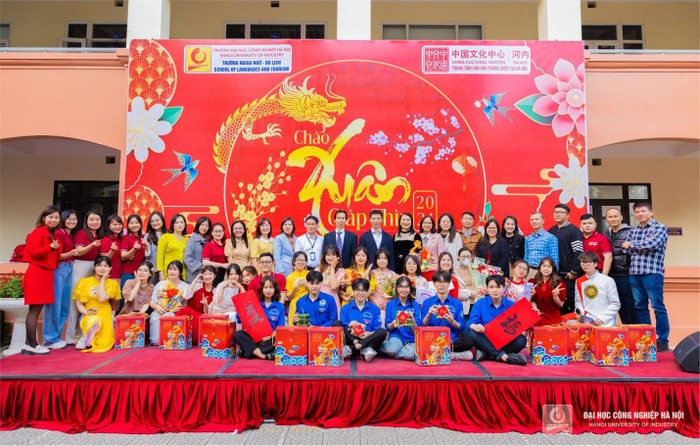 Chào Xuân Giáp Thìn 2024 thu hút đông đảo cán bộ, giảng viên, sinh viên HaUI tham gia trải nghiệm không gian Tết cổ truyền Trung Hoa với nhiều hoạt động thú vị và đặc sắc. Chào Xuân Giáp Thìn 2024 thu hút đông đảo cán bộ, giảng viên, sinh viên HaUI tham gia trải nghiệm không gian Tết cổ truyền Trung Hoa với nhiều hoạt động thú vị và đặc sắc.