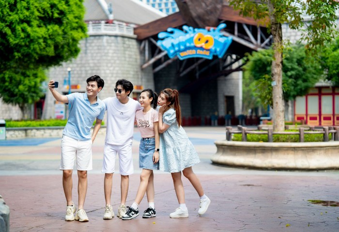 Công viên nước Lốc Xoáy ưu đãi giá vé chỉ còn 150.000 đồng cho cả người lớn và trẻ em. Công viên nước Lốc Xoáy ưu đãi giá vé chỉ còn 150.000 đồng cho cả người lớn và trẻ em.