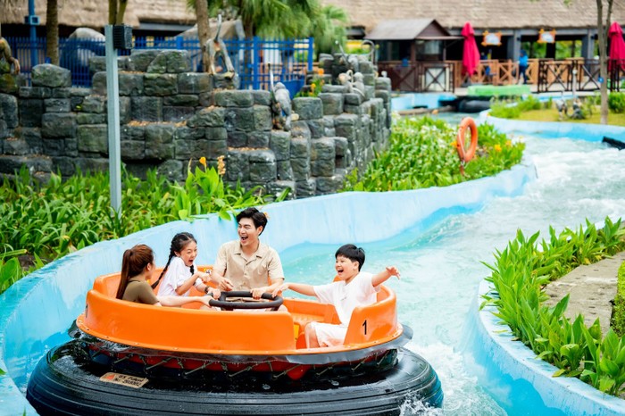 Các gia đình được dịp gắn kết qua những trò chơi hấp dẫn tại Công viên nước. Các gia đình được dịp gắn kết qua những trò chơi hấp dẫn tại Công viên nước.