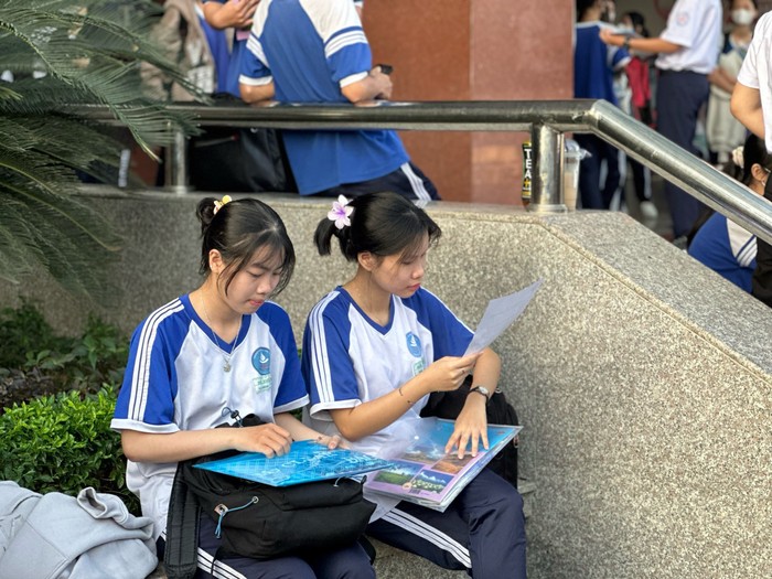 Các thí sinh tranh thủ xem lại nội dung ôn thi trước khi vào phòng thi. Các thí sinh tranh thủ xem lại nội dung ôn thi trước khi vào phòng thi (2).jpg