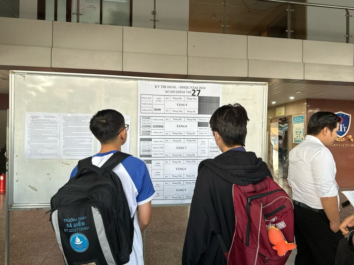 Thông tin thí sinh, phòng thi được niêm yết trước điểm thi Trường Đại học Nguyễn Tất Thành. Thông tin thí sinh, phòng thi được niêm yết trước điểm thi Trường ĐH Nguyễn Tất Thành (3).jpg