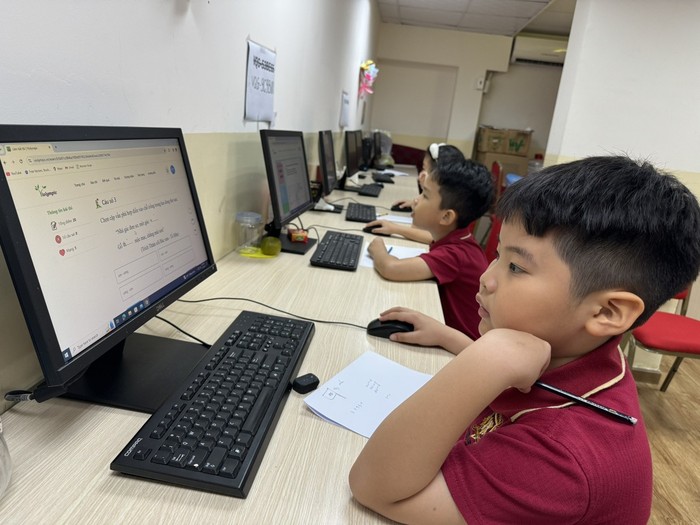Học sinh tham gia thi dưới sự giám sát trực tuyến và quay phát âm thanh hình ảnh từ Ban tổ chức. Học sinh tham gia thi dưới sự giám sát trực tuyến và quay phát âm thanh hình ảnh từ Ban tổ chức.