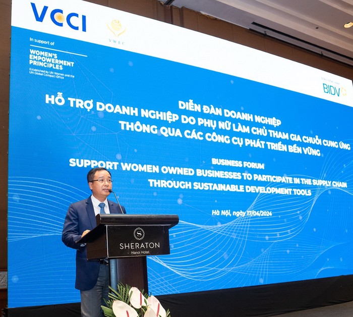 Ông Phạm Đức Hậu - Phó Giám đốc Ban Khách hàng doanh nghiệp BIDV - phát biểu tại Diễn đàn. Anh Dai dien BIDV phat bieu.jpg