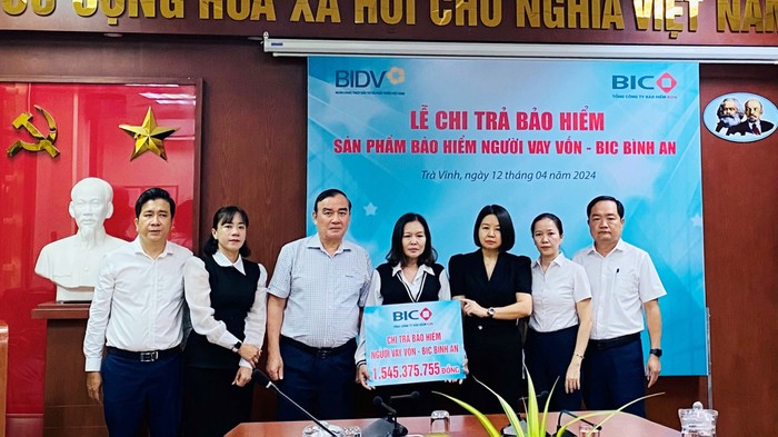 Lãnh đạo BIC và BIDV trao tiền bảo hiểm cho đại diện gia đình khách hàng. Lanh dao BIC va BIDV trao tien bao hiem cho dai dien gia dinh khach hang (1).jpg