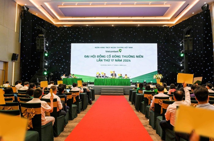 Ban Chủ toạ và các cổ đông biểu quyết thông qua các nội dung họp. Ban Chủ toạ và các cổ đông biểu quyết thông qua các nội dung họp.