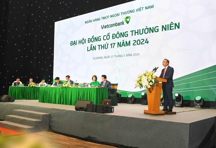 Ông Đỗ Việt Hùng - Thành viên Hội đồng quản trị phụ trách Hội đồng quản trị, phát biểu khai mạc Đại hội và trình bày Báo cáo của Hội đồng quản trị về hoạt động năm 2023 và định hướng năm 2024. Ông Đỗ Việt Hùng - Thành viên Hội đồng quản trị phụ trách Hội đồng quản trị, phát biểu khai mạc Đại hội và trình bày Báo cáo của Hội đồng quản trị về hoạt động năm 2023 và định hướng năm 2024.