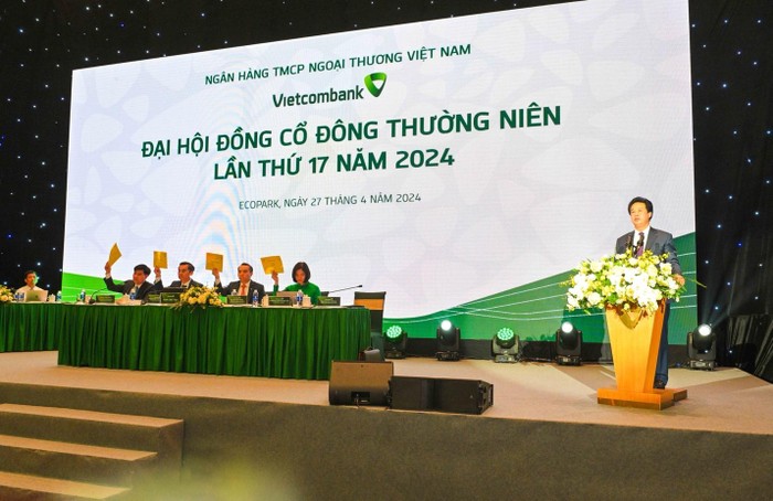 Ông Nguyễn Mỹ Hào - Thành viên Hội đồng quản trị trình bày và lấy ý kiến biểu quyết thông qua Quy chế Đại hội. Ông Nguyễn Mỹ Hào - Thành viên Hội đồng quản trị trình bày và lấy ý kiến biểu quyết thông qua Quy chế Đại hội.