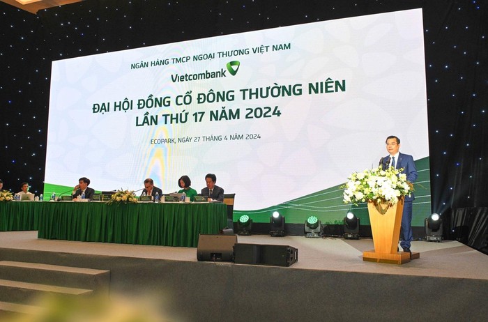 Ông Nguyễn Thanh Tùng - Thành viên Hội đồng quản trị, Tổng Giám đốc trình bày Báo cáo của Ban Điều hành về kết quả hoạt động kinh doanh năm 2023 và định hướng năm 2024. Ông Nguyễn Thanh Tùng - Thành viên Hội đồng quản trị, Tổng Giám đốc trình bày Báo cáo của Ban Điều hành về kết quả hoạt động kinh doanh năm 2023 và định hướng năm 2024.
