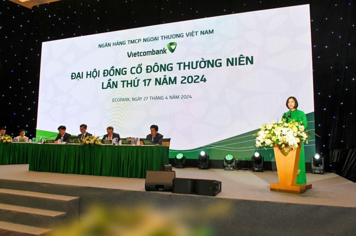 Bà Phùng Nguyễn Hải Yến - Phó Tổng Giám đốc trình bày Tờ trình về việc thông qua Báo cáo tài chính đã được kiểm toán và phương án phân phối lợi nhuận năm 2023; Tờ trình về mức thù lao cho Hội đồng quản trị và Ban Kiểm soát năm 2024. Bà Phùng Nguyễn Hải Yến - Phó Tổng Giám đốc trình bày Tờ trình về việc thông qua Báo cáo tài chính đã được kiểm toán và phương án phân phối lợi nhuận năm 2023; Tờ trình về mức thù lao cho Hội đồng quản trị và Ban Kiểm soát năm 2024.