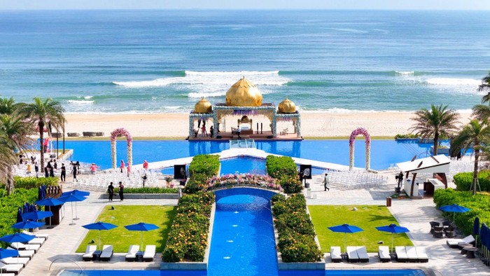 Sân khấu nơi tổ chức hôn lễ được đặt phía trên hồ bơi vô cực của khu nghỉ dưỡng với tầm nhìn hướng biển. Sân khấu nơi tổ chức hôn lễ được đặt phía trên hồ bơi vô cực của khu nghỉ dưỡng với tầm nhìn hướng biển.