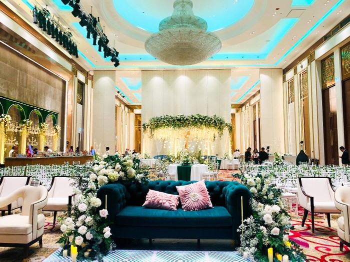 Không gian đại sảnh Grand Ballroom nơi tổ chức nghi lễ Sangeet của cô dâu và chú rể. Không gian đại sảnh Grand Ballroom nơi tổ chức nghi lễ Sangeet của cô dâu và chú rể.
