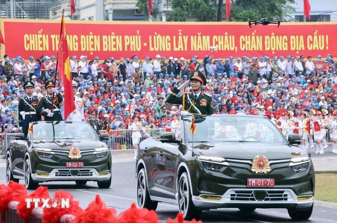 Trung tướng Nguyễn Trọng Bình, Phó Tổng Tham mưu trưởng Quân đội Nhân dân Việt Nam trên xe chỉ huy dẫn đầu đoàn diễu binh, diễu hành. (Ảnh: Lâm Khánh/TTXVN) Trung tướng Nguyễn Trọng Bình, Phó Tổng Tham mưu trưởng Quân đội Nhân dân Việt Nam trên xe chỉ huy dẫn đầu đoàn diễu binh, diễu hành. (Ảnh: Lâm Khánh/TTXVN)