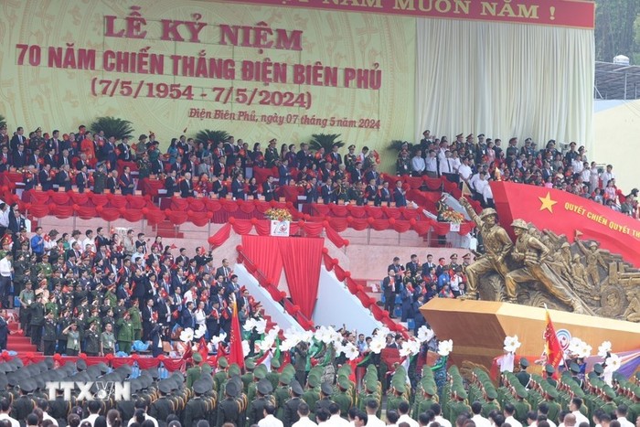 Các đại biểu trên khán đài tham dự Lễ kỷ niệm. (Ảnh: Tuấn Anh/TTXVN) Các đại biểu trên khán đài tham dự Lễ kỷ niệm. (Ảnh: Tuấn Anh/TTXVN)