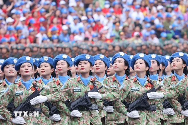 Khối sỹ quan Lực lượng Gìn giữ Hòa bình diễu binh. (Ảnh: Lâm Khánh/TTXVN) Khối sỹ quan Lực lượng Gìn giữ Hòa bình diễu binh. (Ảnh: Lâm Khánh/TTXVN)