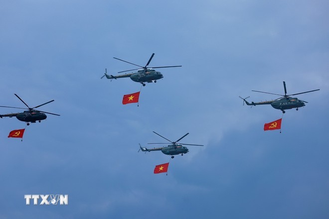 Máy bay trực thăng mang cờ Đảng, cờ Tổ quốc bay qua Lễ đài. (Ảnh: Dương Giang/TTXVN) Máy bay trực thăng mang cờ Đảng, cờ Tổ quốc bay qua Lễ đài. (Ảnh: Dương Giang/TTXVN)