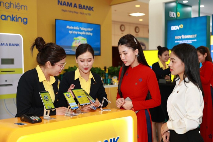 Khách tham quan tương tác cùng Robot OPBA của Nam A Bank. Khách tham quan tương tác cùng Robot OPBA của Nam A Bank.