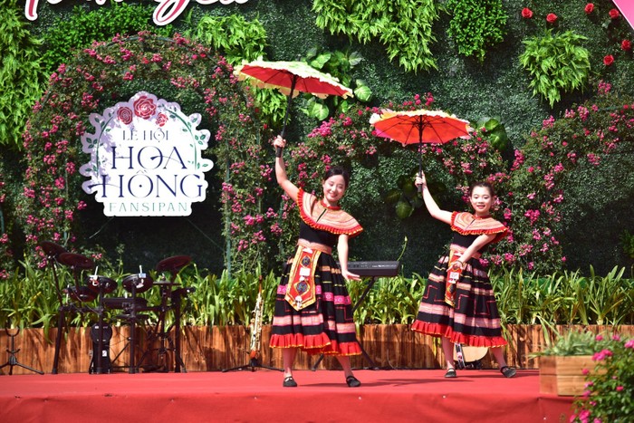 Đến với Fansipan dịp này, du khách cũng không nên bỏ lỡ Lễ hội hoa hồng đầy sắc màu. Đến với Fansipan dịp này, du khách cũng không nên bỏ lỡ Lễ hội hoa hồng đầy sắc màu.