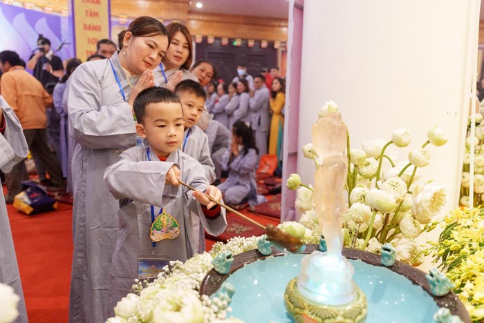 Tắm Phật là một trong những nghi thức linh thiêng không thể thiếu trong Lễ Phật Đản. Tắm Phật là một trong những nghi thức linh thiêng không thể thiếu trong Lễ Phật Đản.