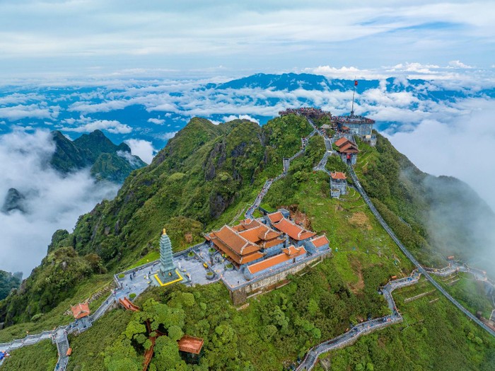 Toàn bộ đường lên đỉnh “nóc nhà Đông Dương” được trang hoàng cho Lễ Phật Đản. Toàn bộ đường lên đỉnh “nóc nhà Đông Dương” được trang hoàng cho Lễ Phật Đản.