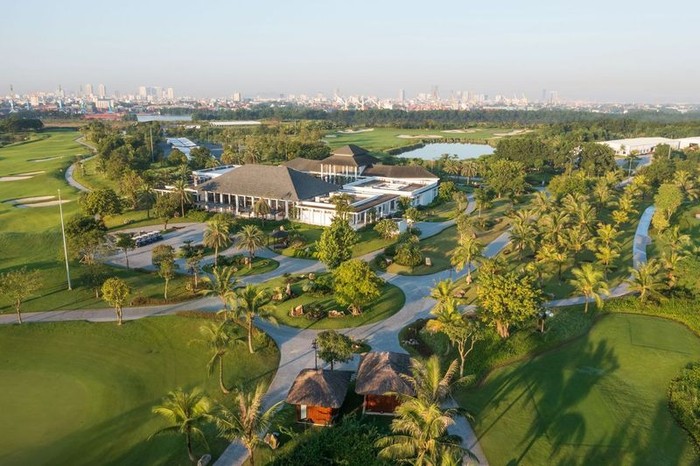 Với cơ sở vật chất hàng đầu và các tiện ích sang trọng, sân golf 36 hố của Vinhomes Royal Island còn là nơi giao lưu, thảo luận và ký kết hợp đồng của cộng đồng doanh nhân. 3 (1).jpeg