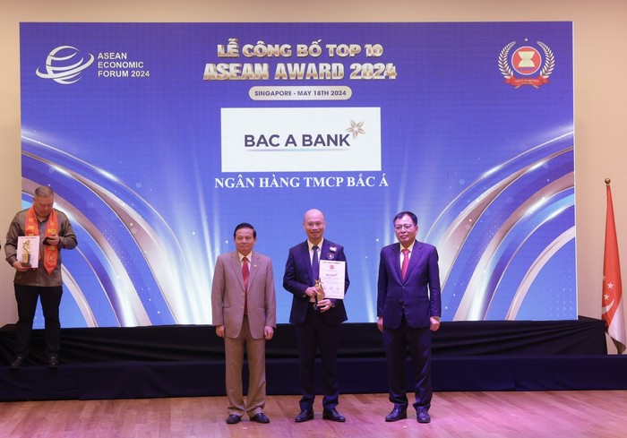 Ông Chu Nguyên Bình, Phó Tổng Giám đốc BAC A BANK, đại diện Ngân hàng lên nhận giải Doanh nghiệp tiêu biểu ASEAN 2024. Ông Chu Nguyên Bình, Phó Tổng Giám đốc BAC A BANK, đại diện Ngân hàng lên nhận giải Doanh nghiệp tiêu biểu ASEAN 2024.