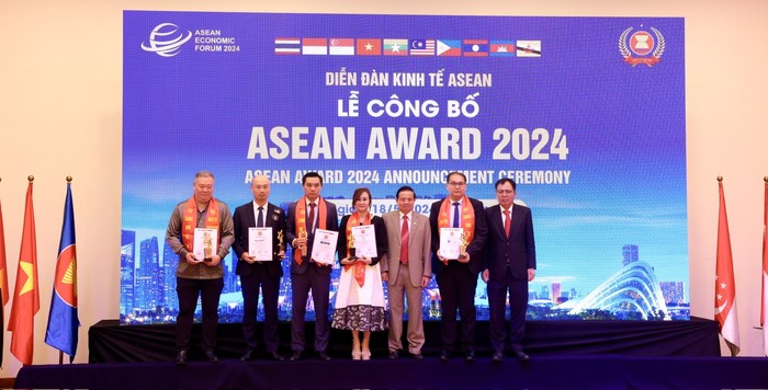 “ASEAN Award 2024” ghi nhận những cống hiến của những doanh nghiệp tiêu biểu có đóng góp tích cực phát triển kinh tế, an sinh xã hội, phát triển bền vững trong khu vực ASEAN. “ASEAN Award 2024” ghi nhận những cống hiến của những doanh nghiệp tiêu biểu có đóng góp tích cực phát triển kinh tế, an sinh xã hội, phát triển bền vững trong khu vực ASEAN.