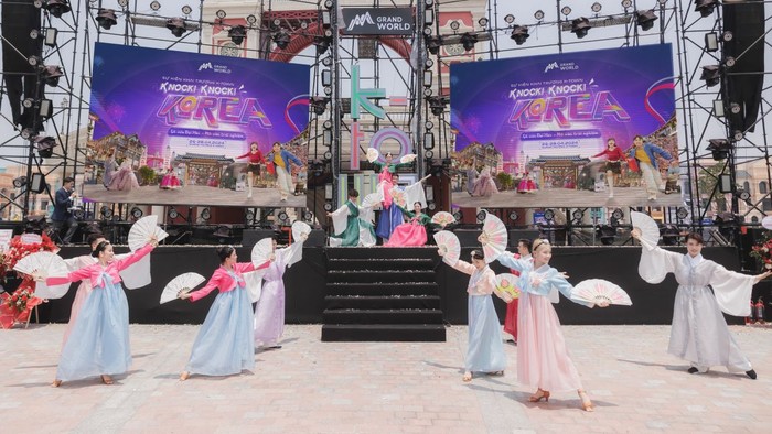 K-Town trở thành điểm hẹn của cộng đồng người Hàn Quốc tại Việt Nam ngay sau khi chính thức khai trương cuối tháng 4. 1 (4).jpg