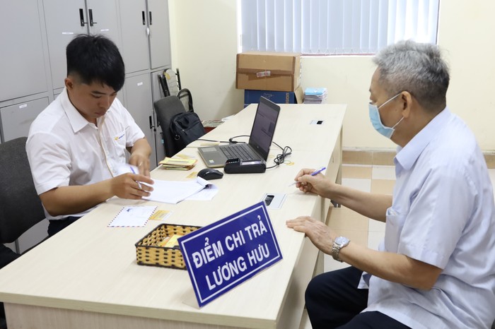 Song song với việc chi trả qua tài khoản cá nhân tại ngân hàng, cơ quan bảo hiểm xã hội vẫn tiếp tục thực hiện chi trả lương hưu và trợ cấp bảo hiểm xã hội bằng tiền mặt đối với người hưởng có nhu cầu. chi trả lương hưu 2.jpg