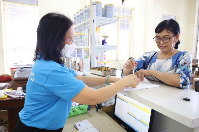 Bảo hiểm xã hội Việt Nam triển khai linh hoạt nhiều hình thức chi trả lương hưu và trợ cấp bảo hiểm xã hội. Chi trả lương hưu.jpg