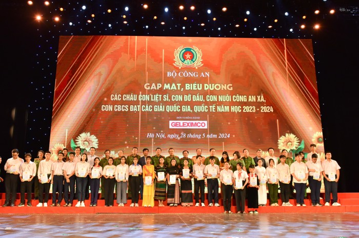 Lãnh đạo Bộ Công an trao thưởng cho các học sinh tiêu biểu. Anh 1..jpg