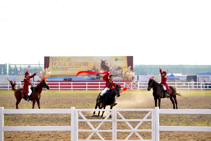 Vinpearl Horse Academy Vũ Yên khai trương kỹ thuật ngày 1/6/2024, là học viện cưỡi ngựa chuyên nghiệp, được đầu tư bài bản tại Việt Nam. Su kien Vu Yen_Anh 2.JPG
