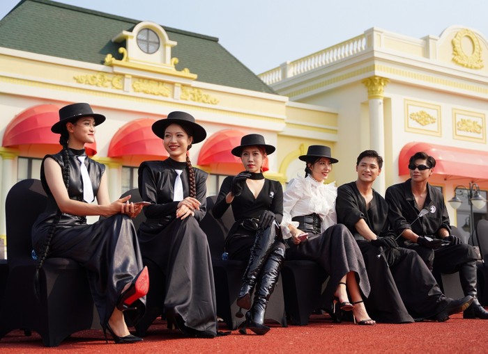 Khách tham dự hào hứng với Lễ khai trương kỹ thuật Vinpearl Horse Academy Vũ Yên, chiêm ngưỡng màn diễu hành và biểu diễn của các chiến mã tại sân đa năng của Học viện. Su kien Vu Yen_Anh 5.JPG