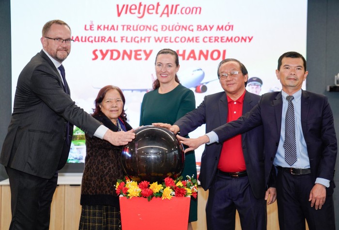 Từ trái qua phải: Giám đốc phụ trách chiến lược tập đoàn và phát triển hàng không Sân bay Sydney Greg Botham, Phó Chủ tịch Hội đồng quản trị Vietjet Nguyễn Thanh Hà, Tổng giám đốc phụ trách Marketing Destination New South Wales - Bà Kathryn Illy, Phó Tổng giám đốc Vietjet Đỗ Xuân Quang và Phó Tổng Lãnh sự Việt Nam tại Sydney Nguyễn Phú Hoà thực hiện nghi thức khai trương đường bay mới Sydney - Hà Nội. A1-11.jpg